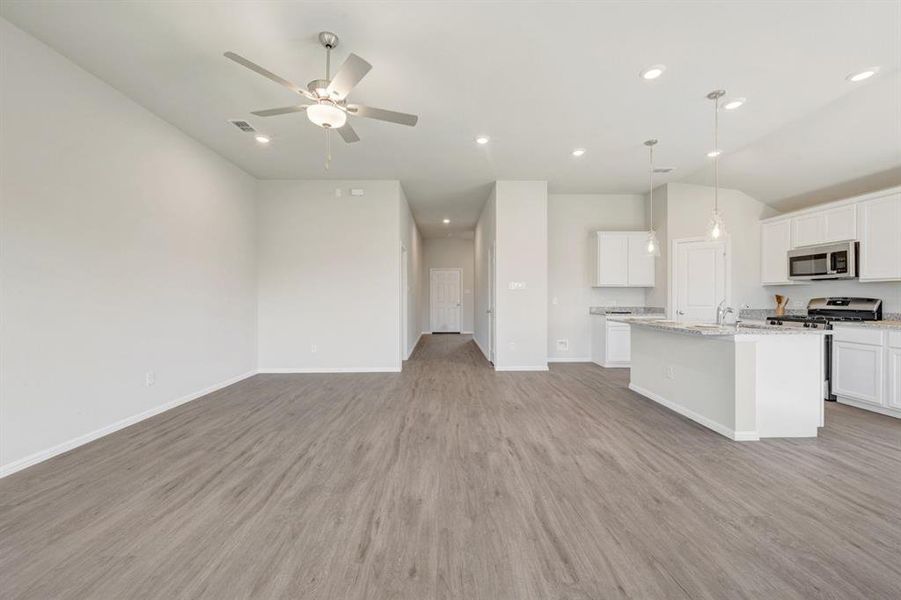 Spacious, unfurnished interior of a new home in Mobberly Farms, Pilot Point (Image 13).