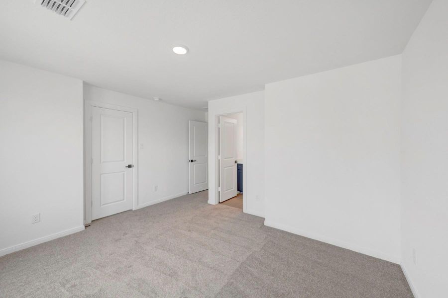 Spacious, unfurnished interior of a new home in Beacon Point at Lago Mar 50’ Homesites, Texas City (Image 32).