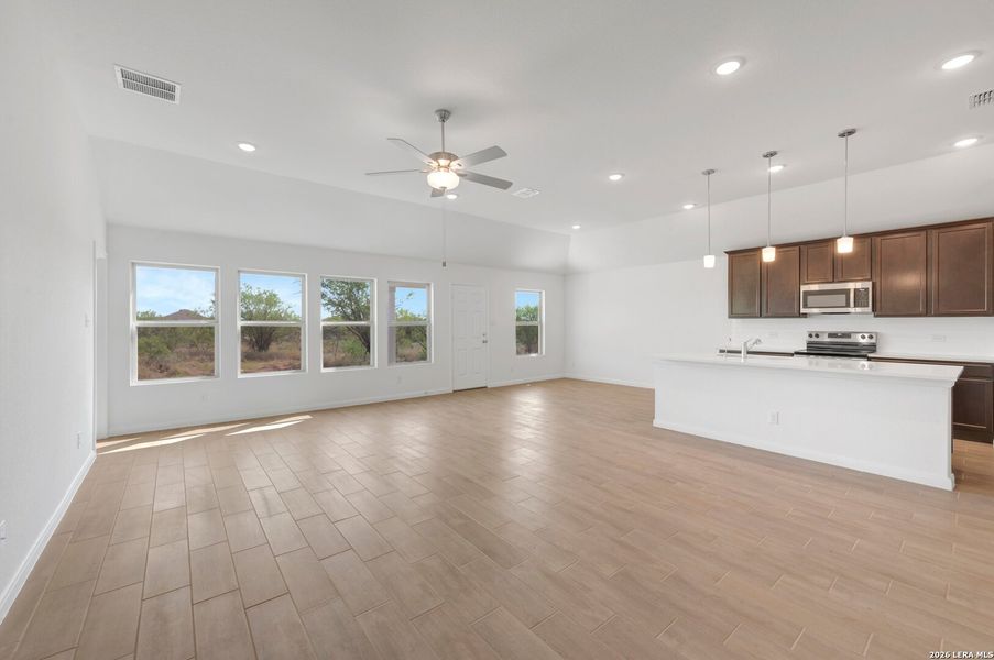 Spacious, unfurnished interior of a new home in Chaparral Ranch, Floresville (Image 14).