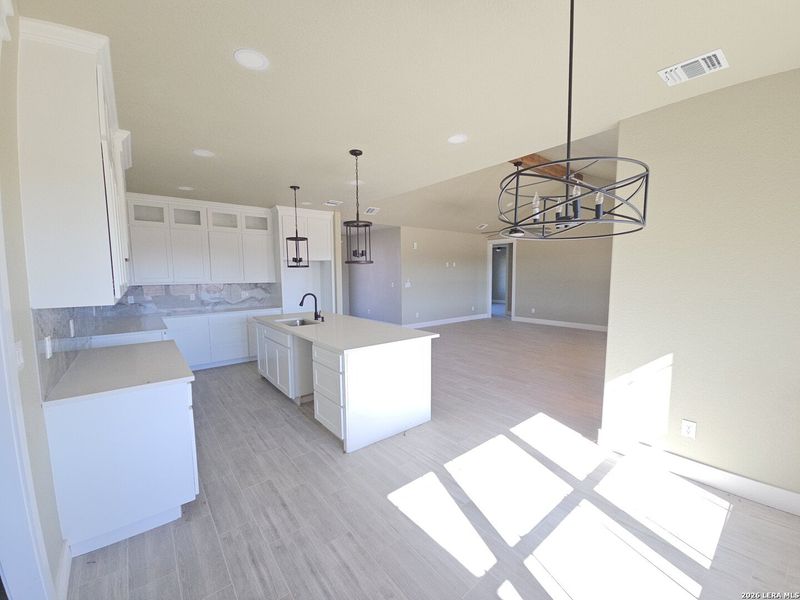 Spacious, unfurnished interior of a new home in , Bandera (Image 27).