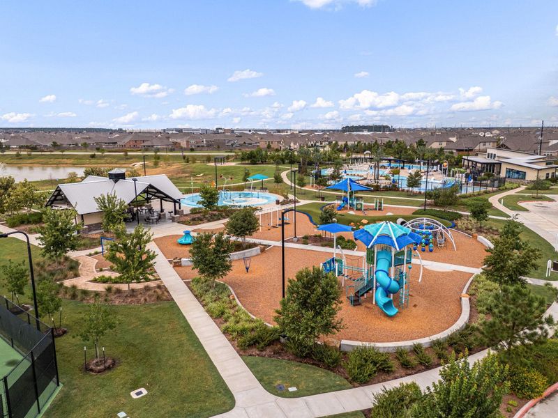One of the reasons that people move to Marvida are because of the endless amenities that it has to offer. From playgrounds to tennis, sand volleyball court to a lazy river, you have so much to choose from to have fun.