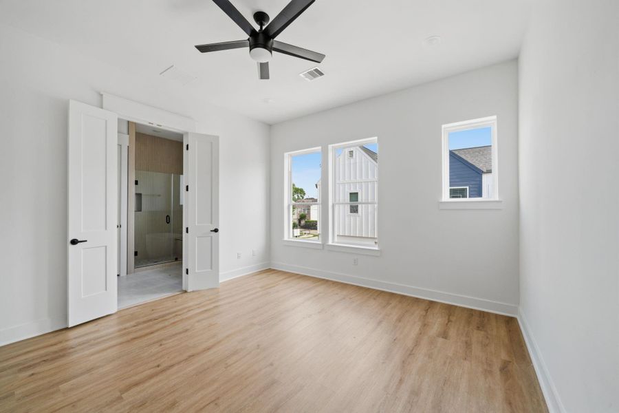 Spacious, unfurnished interior of a new home in , Houston (Image 24).