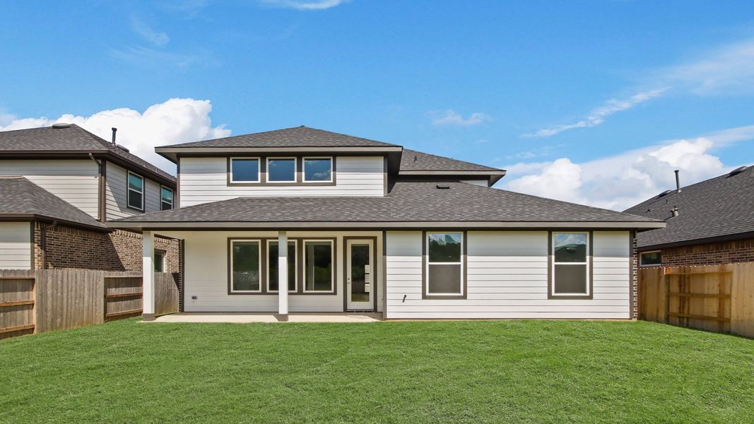 Exterior details and patio area of a home in Hills of Westlake, Conroe (Image 4).
