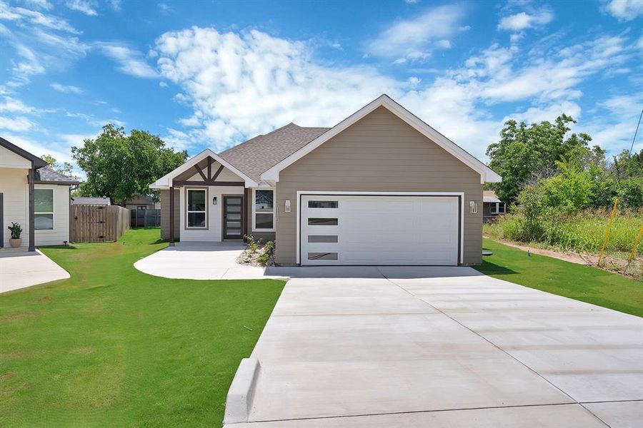 Front exterior of a new home in , Granbury, TX, highlighting curb appeal (Image 1). Front exterior of a new home in , Granbury, TX, highlighting curb appeal (Image 1).