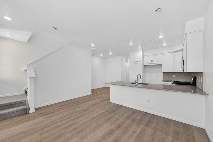 Spacious, unfurnished interior of a new home in Parterre, Thornton (Image 9).