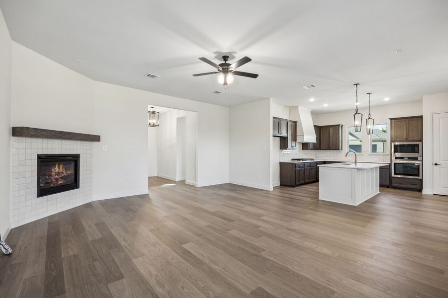 Spacious, unfurnished interior of a new home in Sheppard's Place, Waxahachie (Image 19). Spacious, unfurnished interior of a new home in Sheppard's Place, Waxahachie (Image 19).