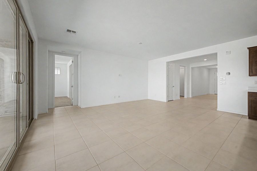 Spacious, unfurnished interior of a new home in Empire Pointe, Queen Creek (Image 9).