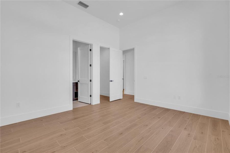 Spacious, unfurnished interior of a new home in , Sarasota (Image 24).