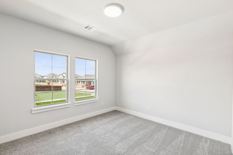 Spacious, unfurnished interior of a new home in Dove Hollow, Waxahachie (Image 24).
