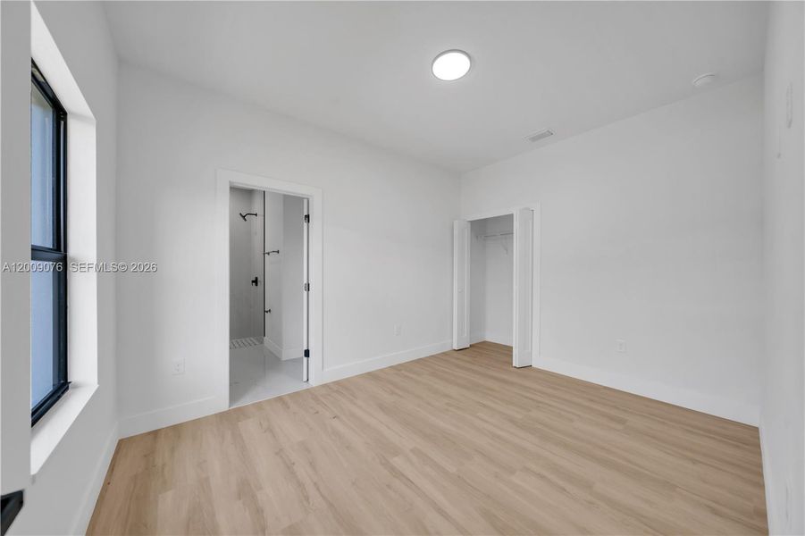 Spacious, unfurnished interior of a new home in , North Port (Image 28).