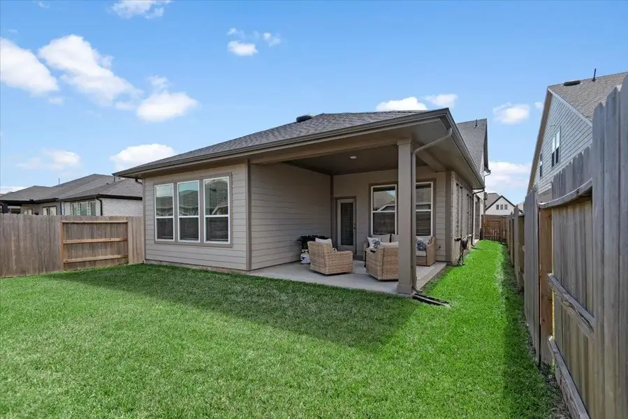 Exterior details and patio area of a home in The Grand Prairie 40’, Hockley (Image 4).