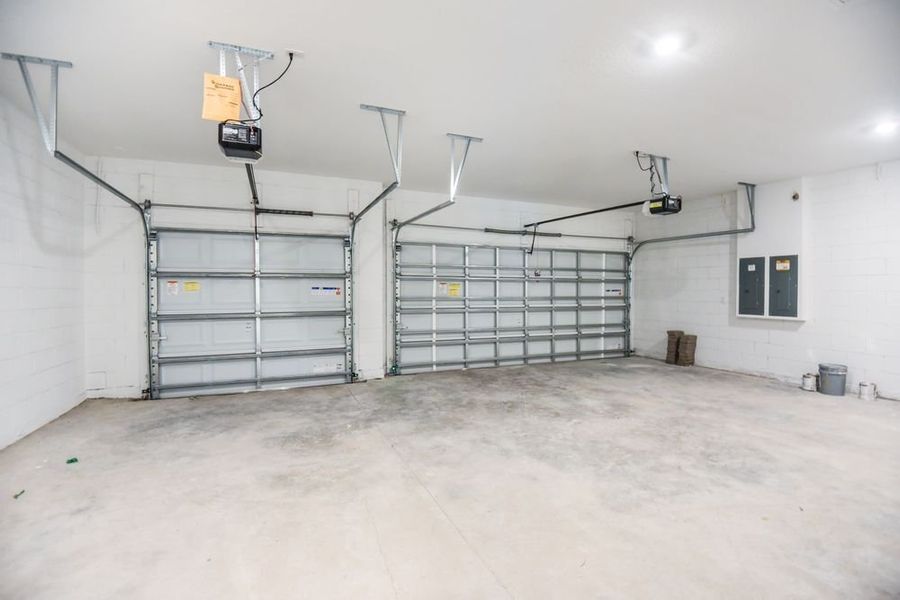 Spacious, unfurnished interior of a new home in Ardisia Park, New Smyrna Beach (Image 29).