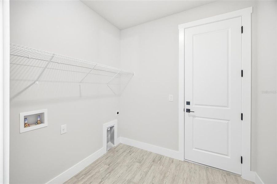 Spacious, unfurnished interior of a new home in , Port Charlotte (Image 13).