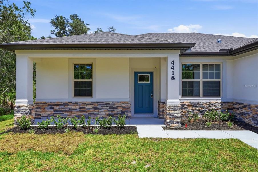 Exterior details and patio area of a home in , North Port (Image 3).