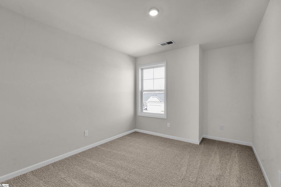Spacious, unfurnished interior of a new home in Lynbrook, Boiling Springs (Image 29).