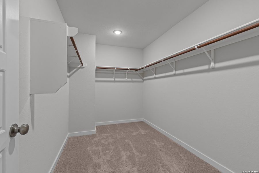 Spacious, unfurnished interior of a new home in Spring Creek, San Antonio (Image 10).
