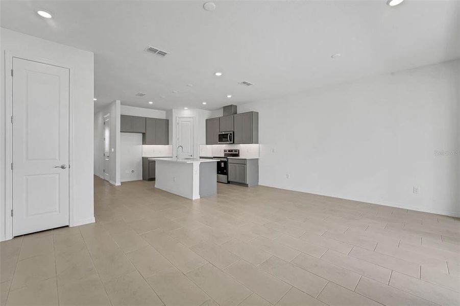 Spacious, unfurnished interior of a new home in Shores at Mirada, San Antonio (Image 19).
