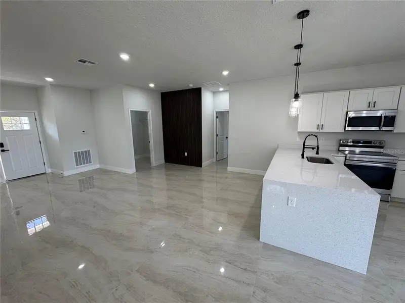 Spacious, unfurnished interior of a new home in , Ocala (Image 14).