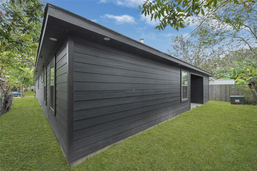 Exterior details and patio area of a home in , League City (Image 3). Exterior details and patio area of a home in , League City (Image 3).