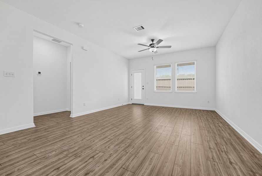 Spacious, unfurnished interior of a new home in Sunfield, Buda (Image 20).