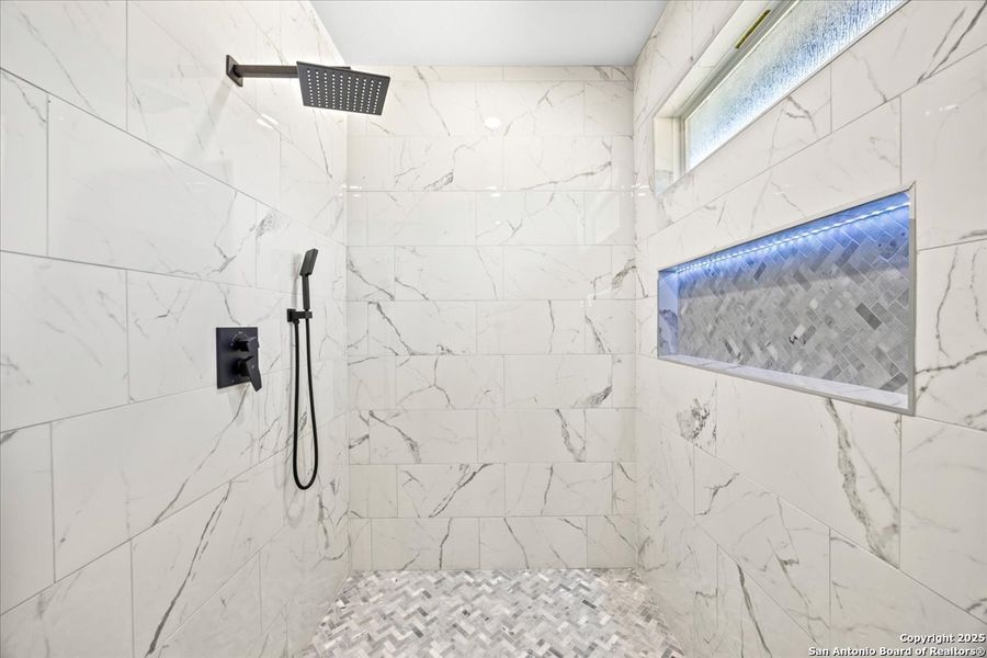 Close-up of interior finishes inside a home in , La Vernia (Image 19).