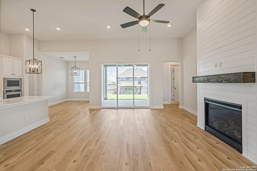 Spacious, unfurnished interior of a new home in Potranco West, Castroville (Image 9).