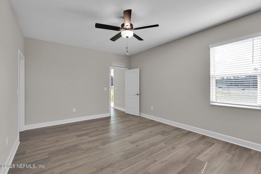 Spacious, unfurnished interior of a new home in Jennings Farm, Middleburg (Image 8).