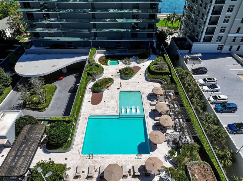 Condo located in Tampa, FL showcasing its design and architecture (Image 41).