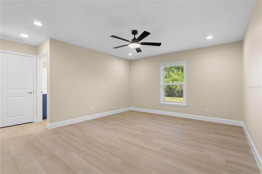 Spacious, unfurnished interior of a new home in , Englewood (Image 36).