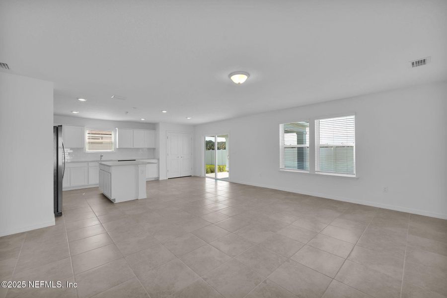 Spacious, unfurnished interior of a new home in Wells Landing, Jacksonville (Image 16).