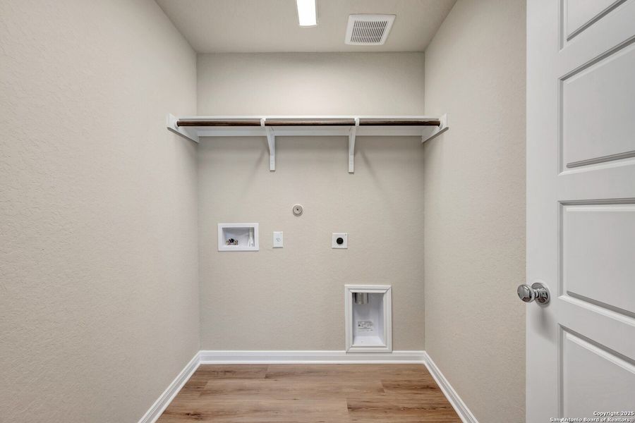 Spacious, unfurnished interior of a new home in Park Place, New Braunfels (Image 33).