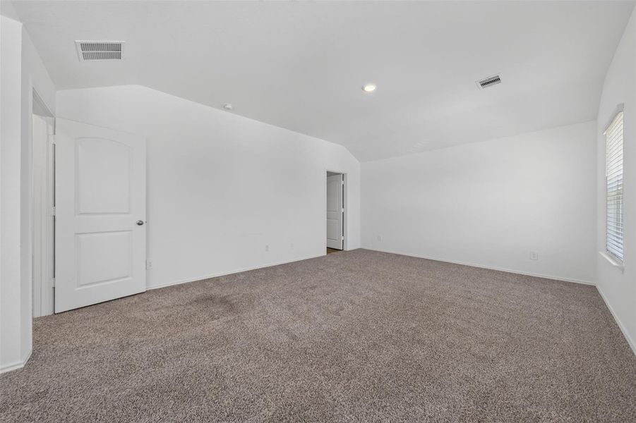 Spacious, unfurnished interior of a new home in , Houston (Image 36).