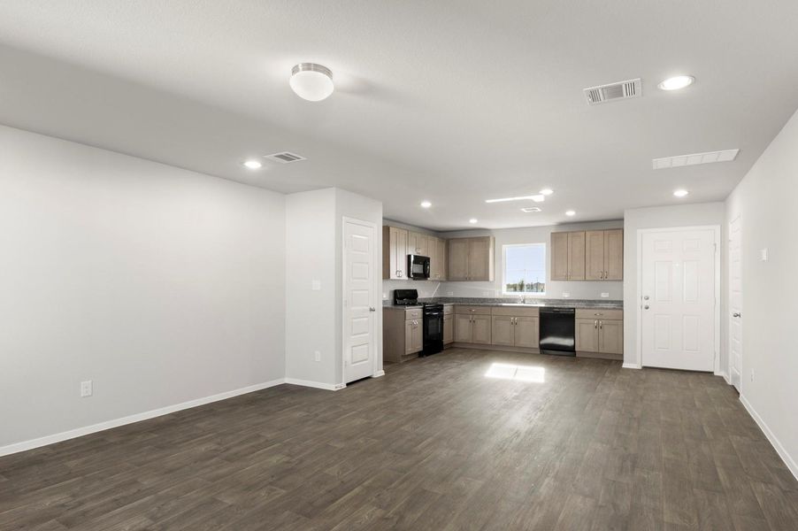Spacious, unfurnished interior of a new home in Harvest Ridge, Elgin (Image 19).