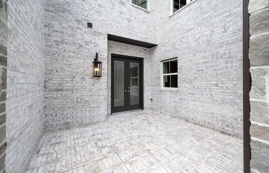Representative exterior details of a home built from the 4094 by Ravenna Homes in Artavia 70′, Conroe (Image 3).
