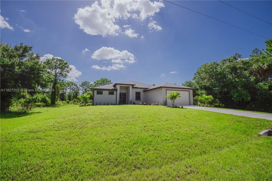 Exterior details and patio area of a home in , Lehigh Acres (Image 4).