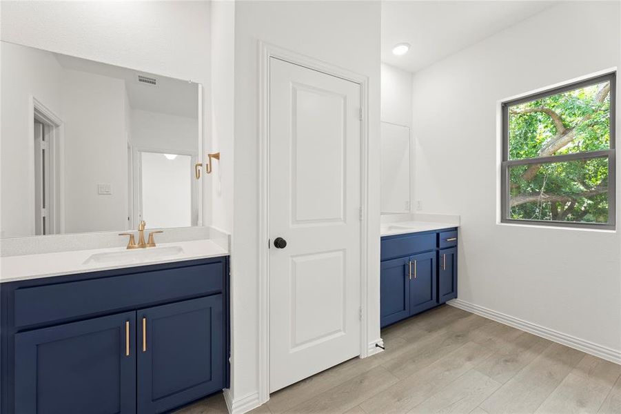 20. 6930 Terlingua - Bath