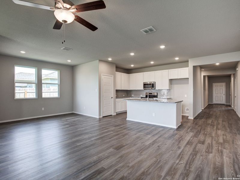 Spacious, unfurnished interior of a new home in Hannah Heights, Seguin (Image 8).
