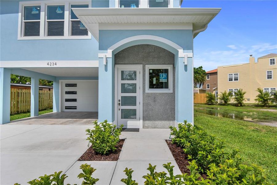 Exterior details and patio area of a home in , St. Petersburg (Image 3).
