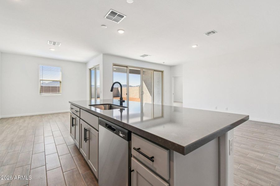 10-web-or-mls-W Tamarisk Ave-S1403-010