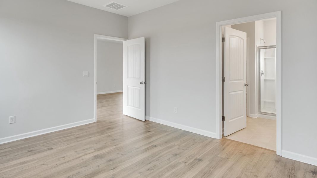 Spacious, unfurnished interior of a new home in River Landing, Murfreesboro (Image 17).