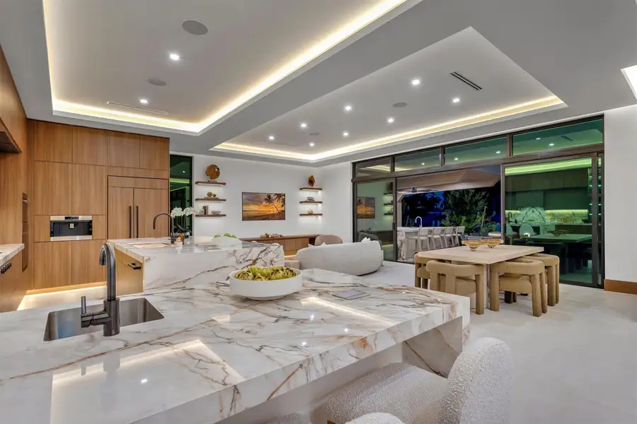 KITCHEN_TO_FAMILY_ROOM KITCHEN_TO_FAMILY_ROOM