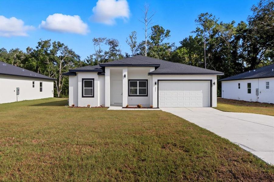 Exterior details and patio area of a home in , Dunnellon (Image 16).