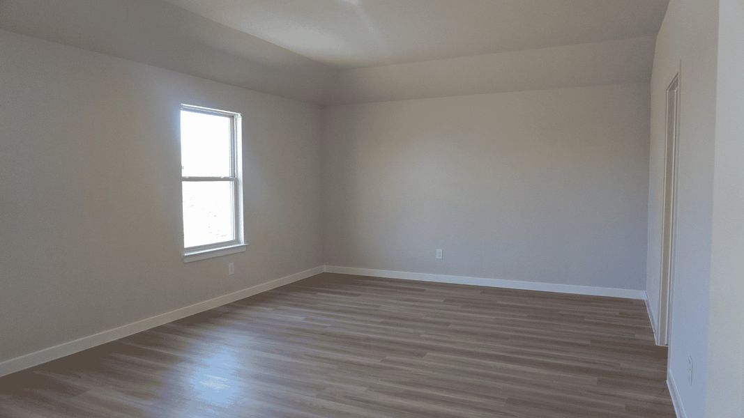 Spacious, unfurnished interior of a new home in London Towne, Corpus Christi (Image 8).