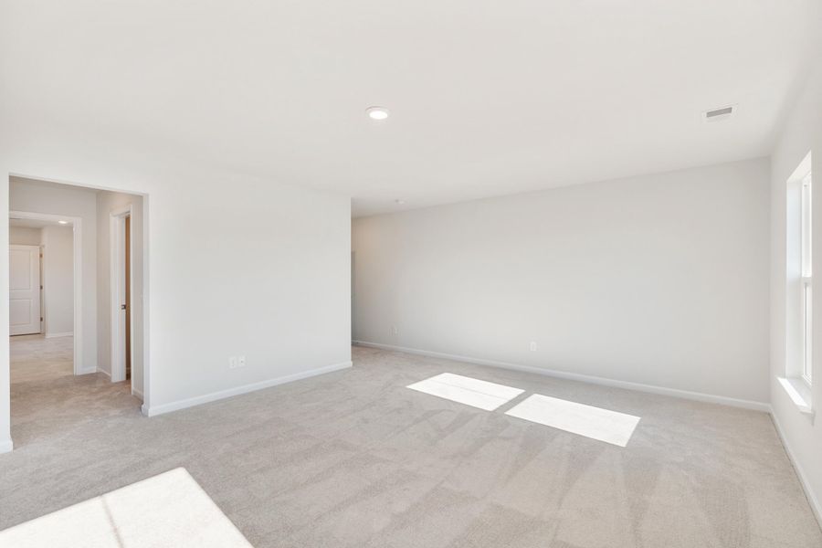 Spacious, unfurnished interior of a new home in Sweetgrass at Summers Corner, Summerville (Image 9).