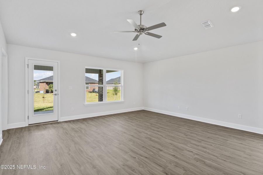 Spacious, unfurnished interior of a new home in , Green Cove Springs (Image 16).