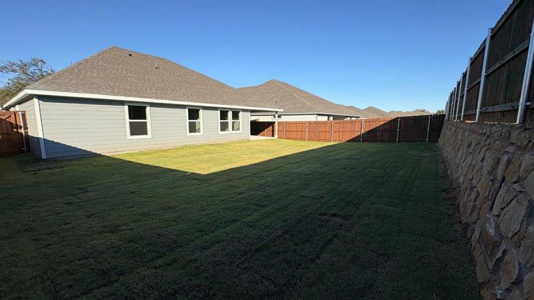 Exterior details and patio area of a home in Sandstone Estates, Granbury (Image 16).