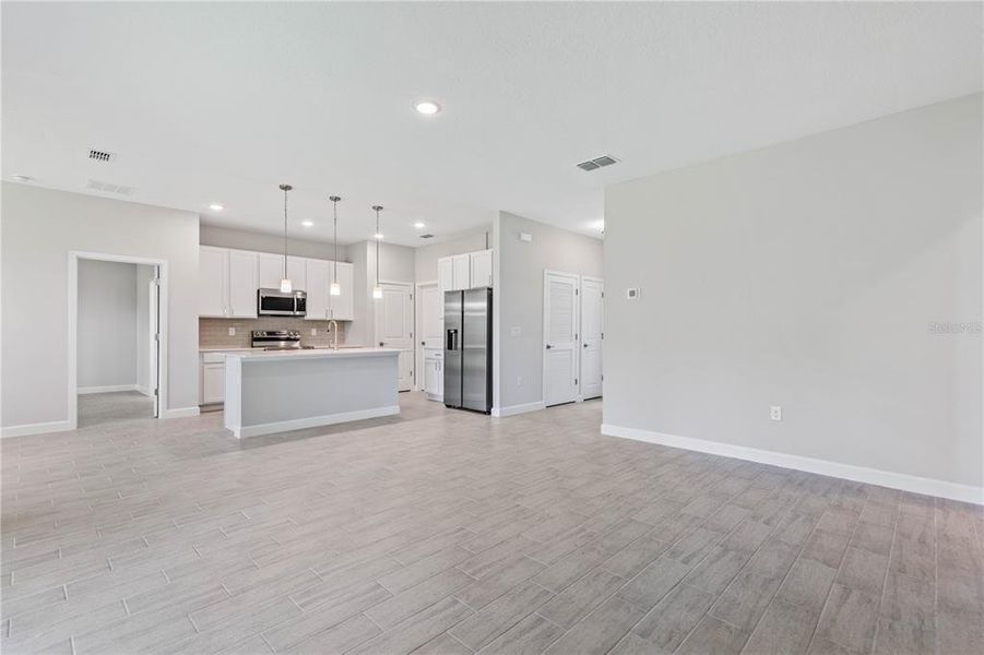 Spacious, unfurnished interior of a new home in , Cape Coral (Image 18).