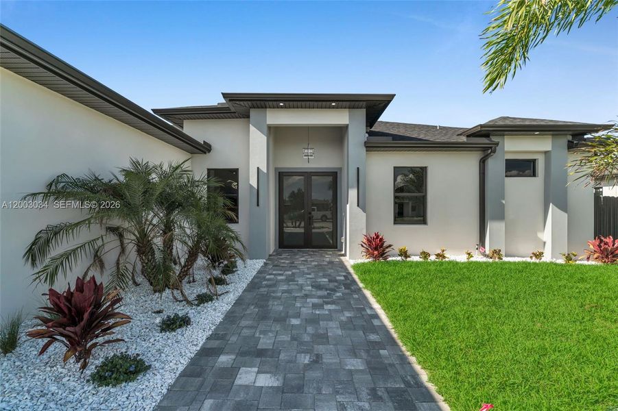 Exterior details and patio area of a home in , Cape Coral (Image 27).