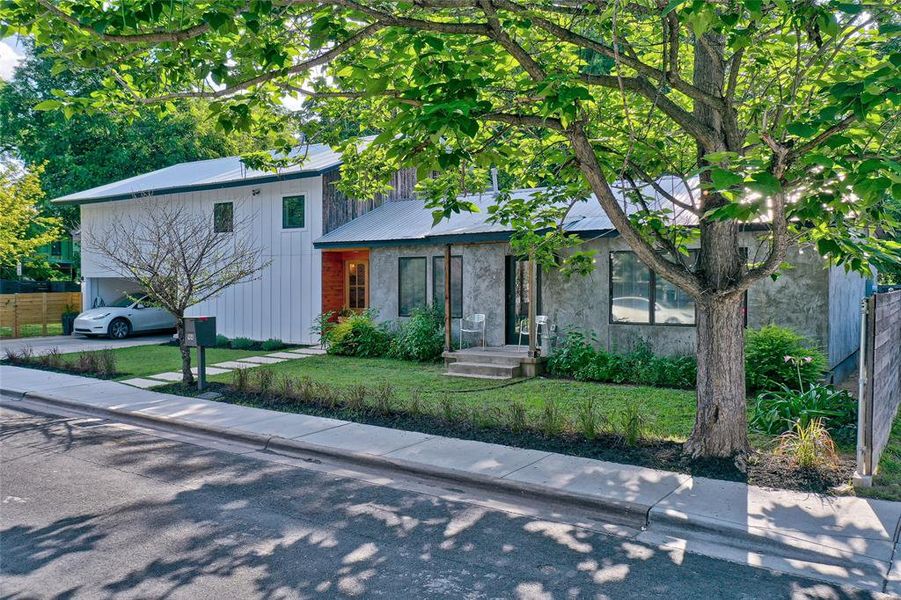 Stucco & vertical siding come together in this spectacular home that's been reimagined to produce a truly magnificent property. 94 San Saba St Austin TX 78702 MLS# 7207900