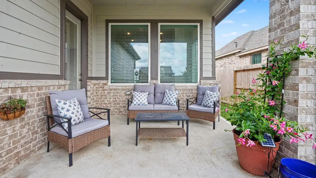 Exterior details and patio area of a home in , Mont Belvieu (Image 4).